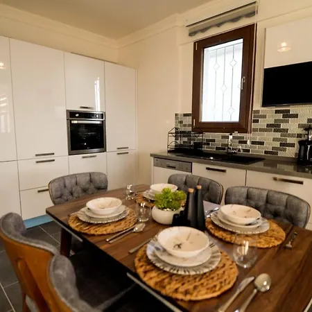 Cozy And Central With Lovely View And Shared Pool In Case de vacanță Fethiye