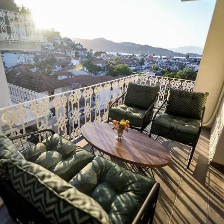 Case de vacanță Cozy And Central With Lovely View And Shared Pool In *