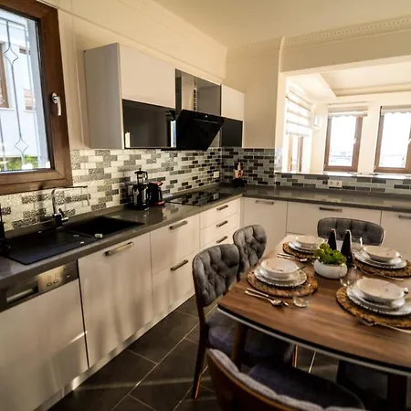 Cozy And Central With Lovely View And Shared Pool In Σπίτι διακοπών Φετιγιέ