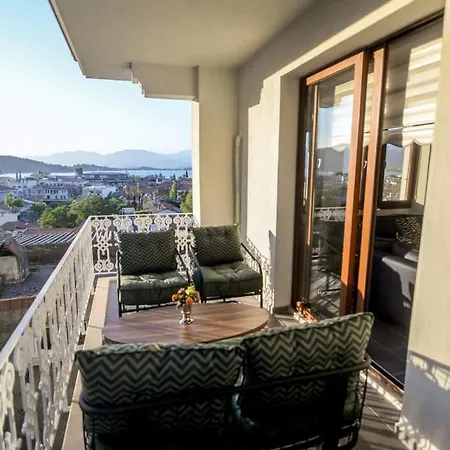 Cozy And Central With Lovely View And Shared Pool In Σπίτι διακοπών *
